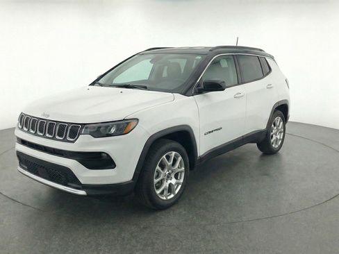Used 2025 Jeep Compass Limited image 3