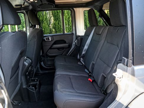 Used 2022 Jeep Wrangler Unlimited Sahara image 30