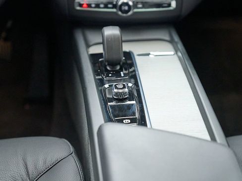 Certified 2025 Volvo XC60 B5 Plus w/ Climate Package AWD/4WD image 28