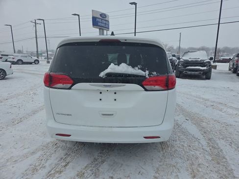 Used 2020 Chrysler Voyager L image 6