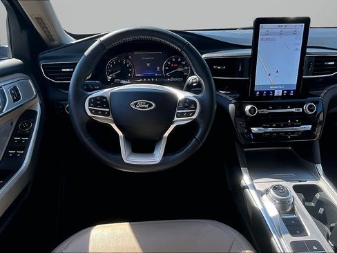 Used 2022 Ford Explorer Limited w/ Hybrid Equipment Group 310A RWD image 4