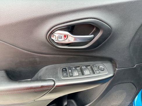 Used 2022 Jeep Cherokee Trailhawk image 15