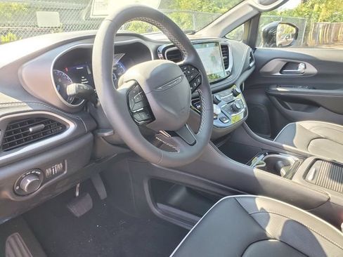 New 2027 Chrysler Pacifica Limited AWD/4WD image 11