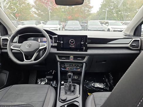 New 2025 Volkswagen Taos SE image 4