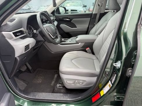 Used 2024 Toyota Highlander XLE AWD/4WD image 25