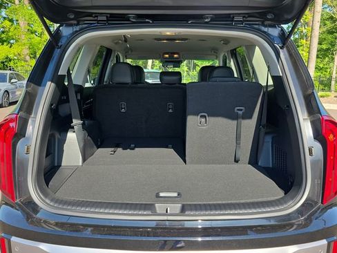 Used 2025 Kia Telluride LX FWD image 13