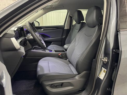 Used 2025 Volkswagen Tiguan SE image 34