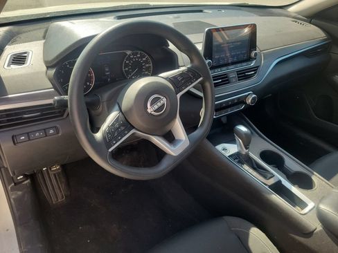 Used 2025 Nissan Altima 2.5 SV FWD image 13