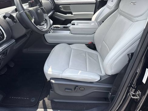 Used 2025 Ford Expedition Max Platinum w/ Driver's Package AWD/4WD image 9
