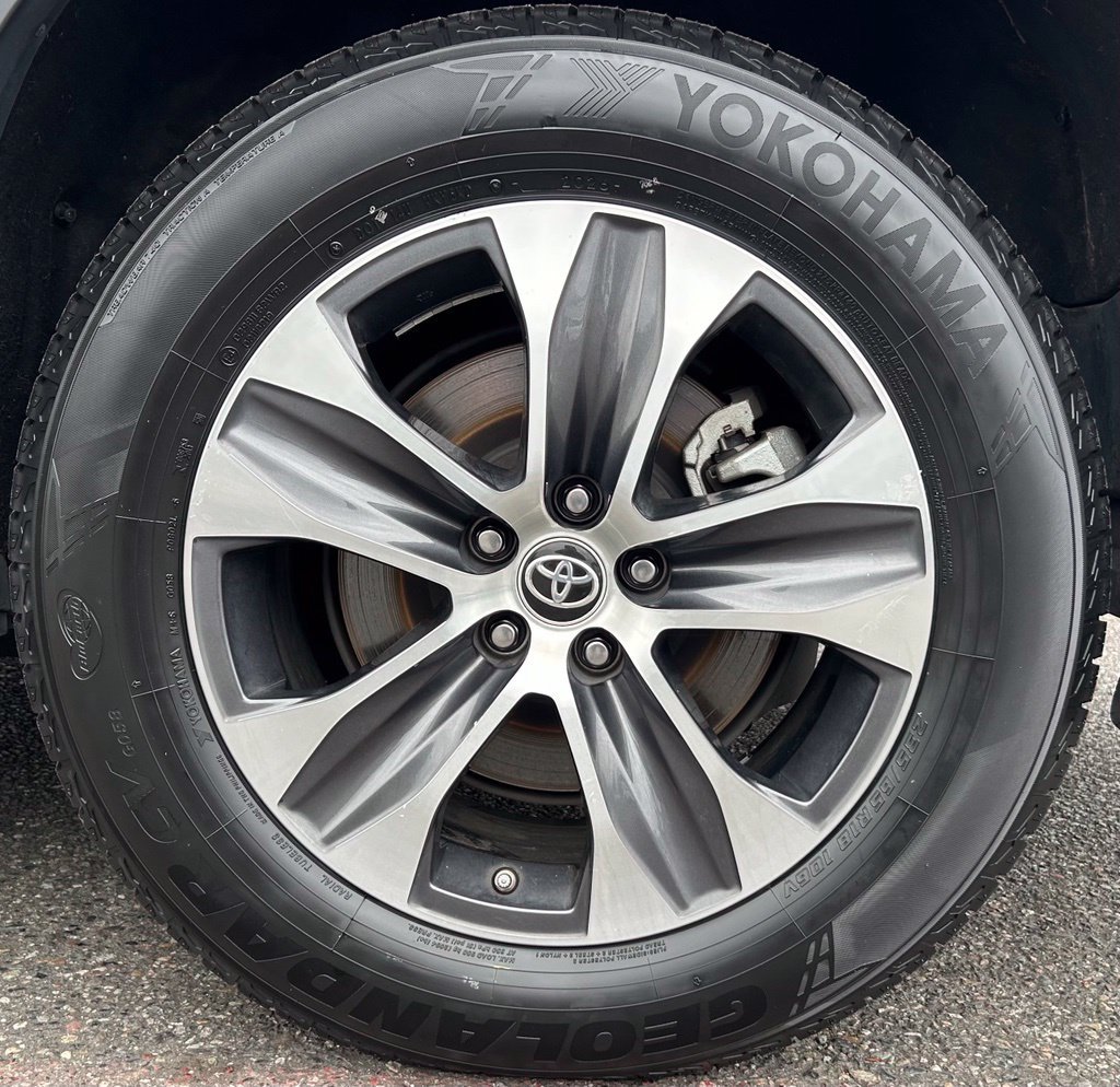 Used 2023 Toyota Highlander XLE AWD/4WD image 30