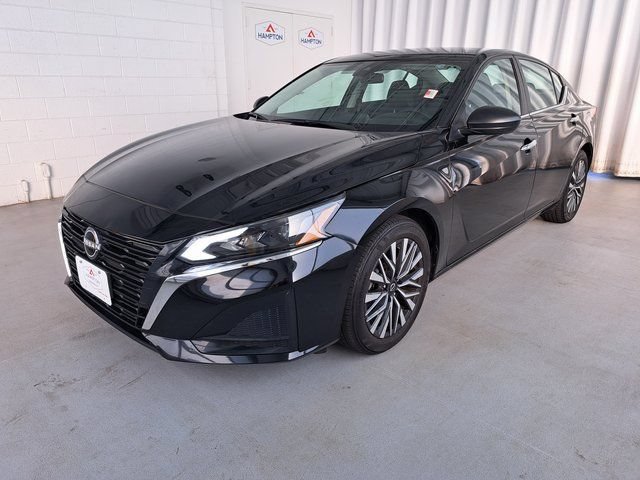 Used 2025 Nissan Altima 2.5 SV FWD image 2
