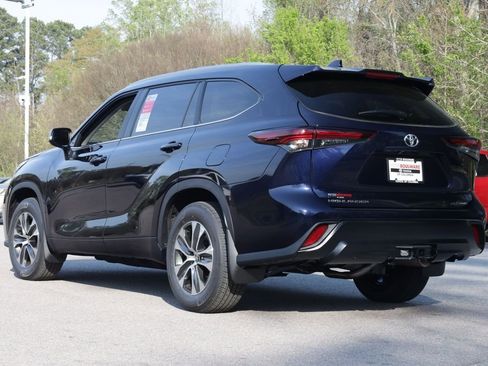 New 2026 Toyota Highlander XLE image 3