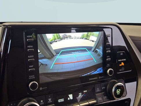 Used 2020 Toyota Highlander XLE AWD/4WD image 19