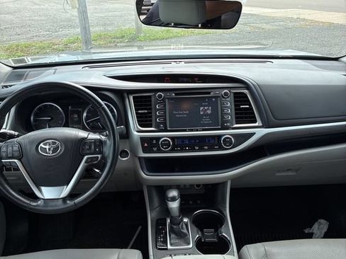 Used 2018 Toyota Highlander Limited Platinum AWD/4WD image 4