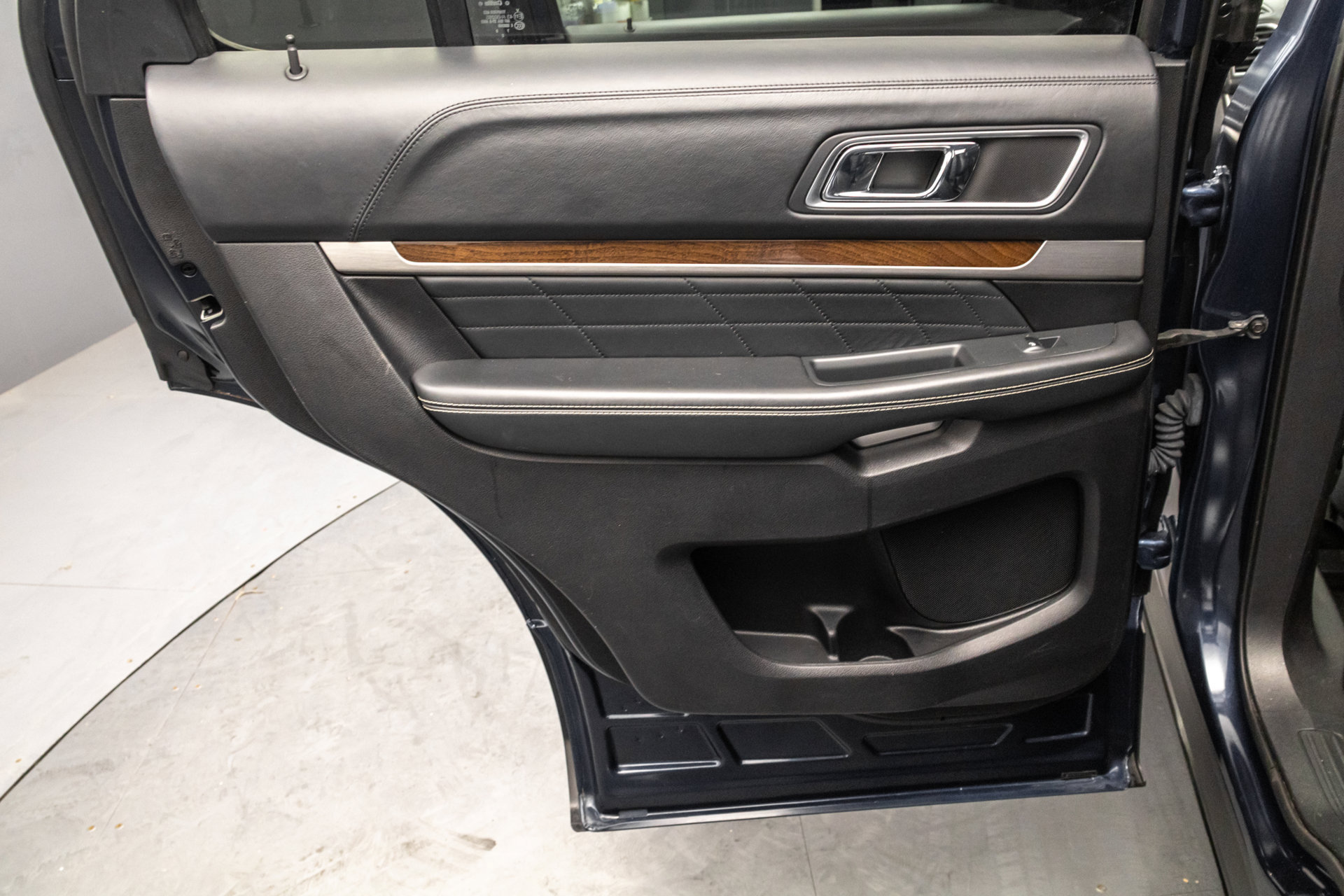 Used 2017 Ford Explorer Platinum AWD/4WD image 32