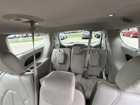 Used 2017 Chrysler Pacifica Touring-L Plus FWD image 12