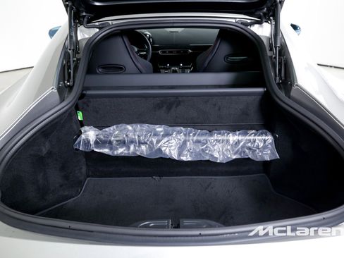 Used 2025 Aston Martin V8 Vantage Coupe image 16