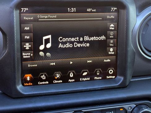 Used 2023 Jeep Wrangler Unlimited w/ Sun & Screen Package image 15