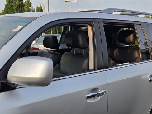 Used 2011 Lexus LX 570 4WD w/ Luxury Pkg image 11