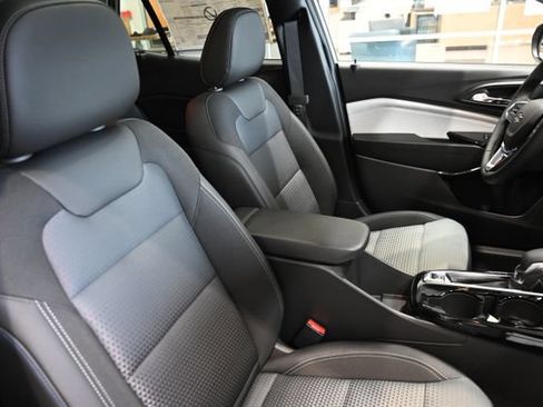 New 2026 Chevrolet Trax LT w/ Sunroof Package FWD image 8