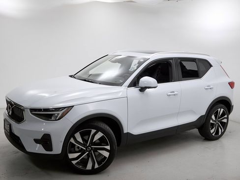 Certified 2024 Volvo XC40 B5 Plus w/ Protection Package Premier image 3