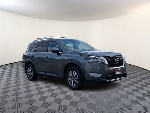 Used 2023 Nissan Pathfinder SL AWD/4WD image 4