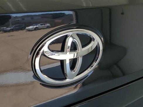 Used 2025 Toyota Corolla Cross XLE FWD image 9