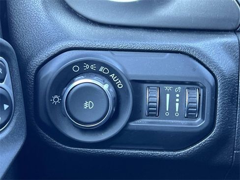 Used 2018 Jeep Wrangler Unlimited Sahara image 29