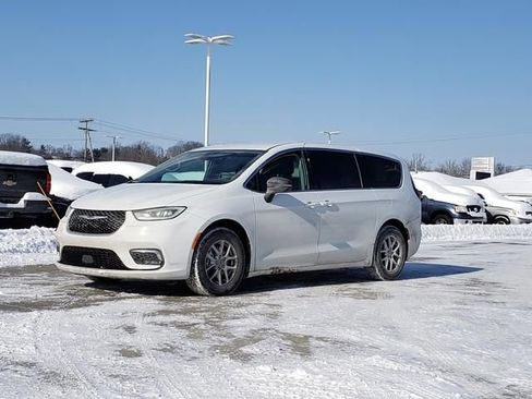 Used 2024 Chrysler Pacifica Touring-L image 4