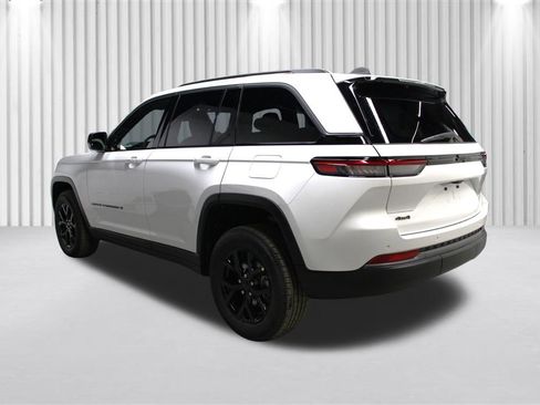 New 2026 Jeep Grand Cherokee Laredo image 5