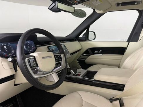 Used 2025 Land Rover Range Rover SE image 16