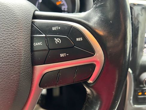 Used 2021 Jeep Grand Cherokee Laredo AWD/4WD image 22