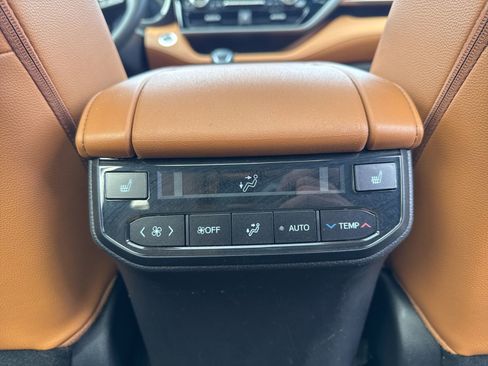 Used 2025 Toyota Highlander Platinum image 30