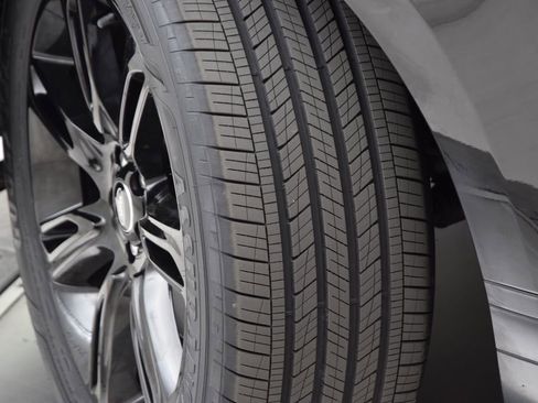 Used 2022 Land Rover Range Rover Velar R-Dynamic S image 28