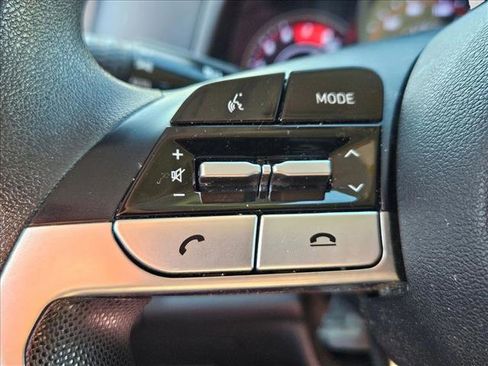 Used 2022 Hyundai Elantra SE image 11