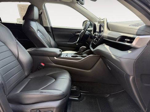 Used 2023 Toyota Highlander XLE AWD/4WD image 15