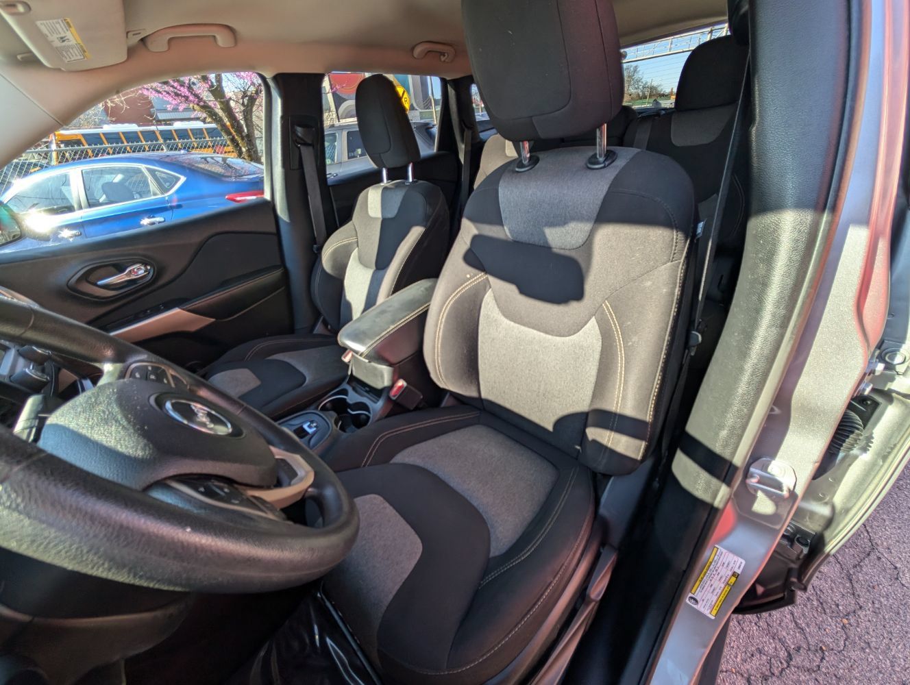 Used 2018 Jeep Cherokee Latitude FWD image 16