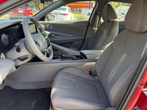 Used 2024 Hyundai Elantra SEL FWD image 9