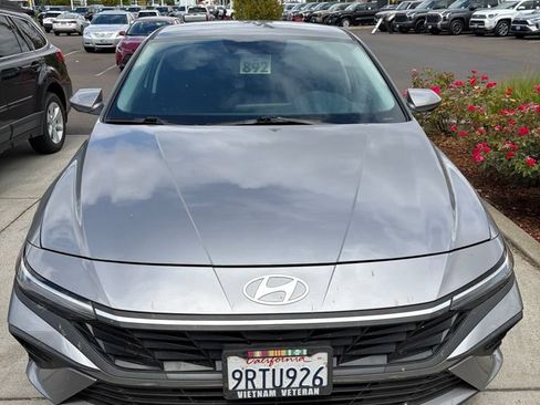 Used 2025 Hyundai Elantra SE FWD image 1