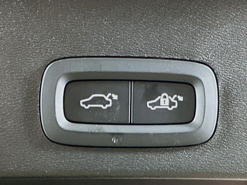 Used 2025 Volvo XC40 B5 Core image 30