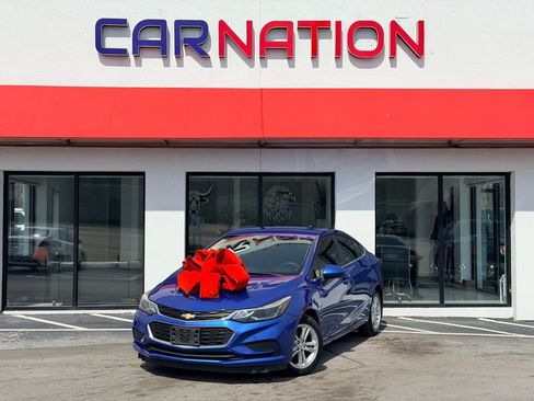 Used 2017 Chevrolet Cruze LT w/ Convenience Package FWD image 2