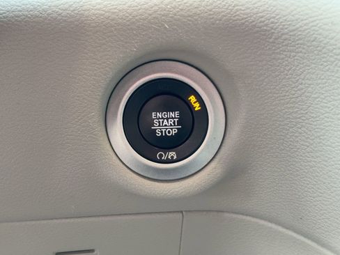 Used 2021 Chrysler Pacifica Touring-L image 22