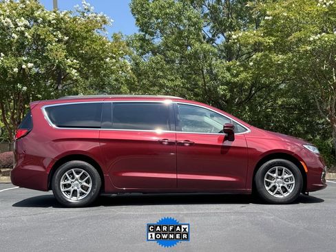 Used 2021 Chrysler Pacifica Touring image 2
