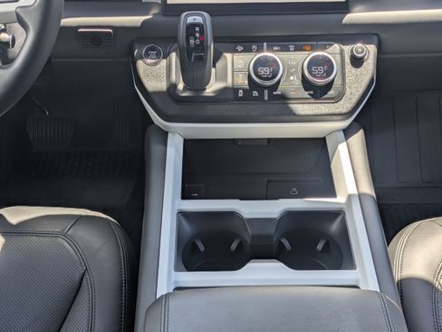 Used 2025 Land Rover Defender 110 X-Dynamic SE AWD/4WD image 18