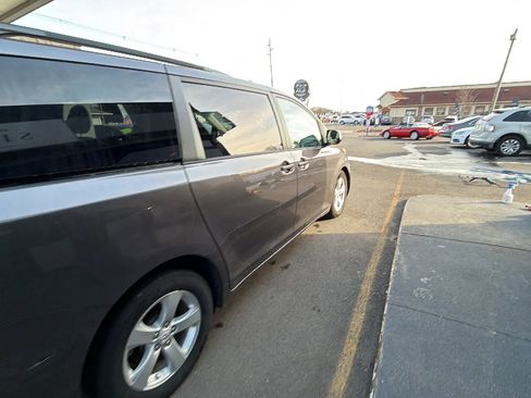 Used 2012 Toyota Sienna LE w/ Towing Pkg image 14