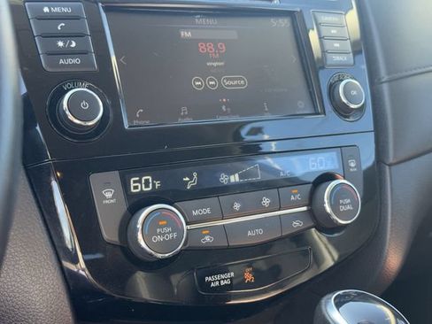 Used 2018 Nissan Rogue SV AWD/4WD image 18