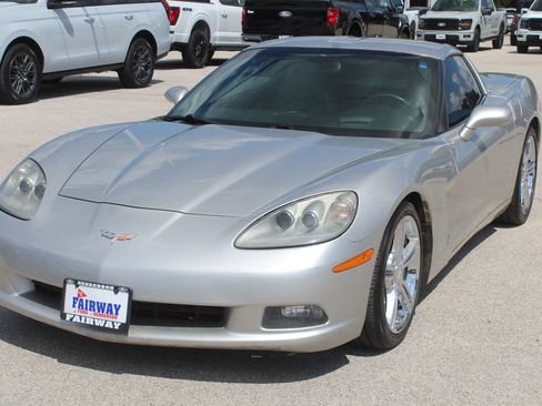 Used 2005 Chevrolet Corvette Coupe w/ Preferred Equipment Group RWD image 2
