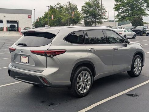 Used 2023 Toyota Highlander Limited FWD image 7