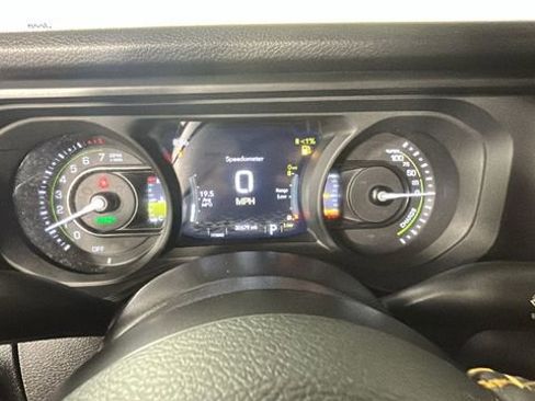 Used 2024 Jeep Wrangler Unlimited w/ Convenience Group AWD/4WD image 17