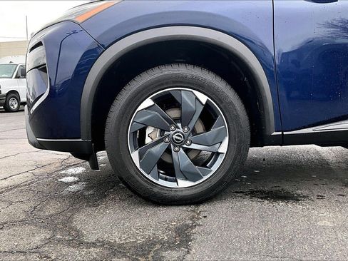 Used 2025 Nissan Rogue SV image 2